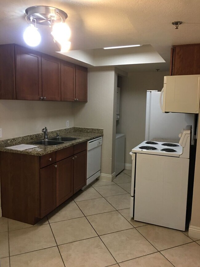 Building Photo - Beautiful 1 Bedroom 1 Bath Condo in Guard Gated Community!!
