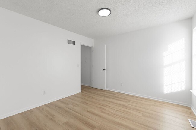 Building Photo - Just Listed! Step into one of the Northland’s most conveniently located gems!