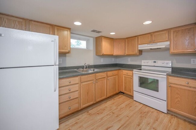 Building Photo - 1208 Kenmore Ave