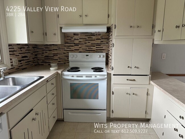 Building Photo - 4225 Valley View Rd