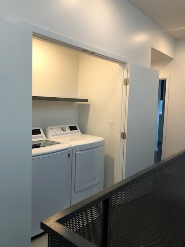 Building Photo - 2 Bedroom Condo in the Confluence!