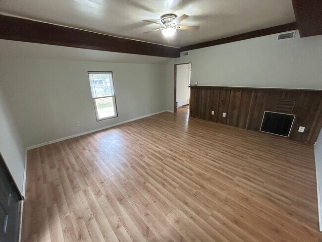 Building Photo - 107 W Prairie St