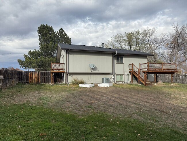 Building Photo - 4 bedroom, 2 bath home with 2 car garage, ...