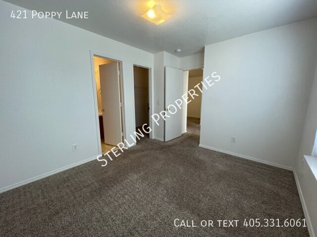 Building Photo - 421 Poppy Ln