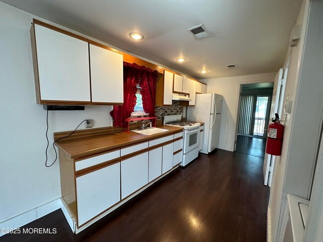 Building Photo - 143 8th St