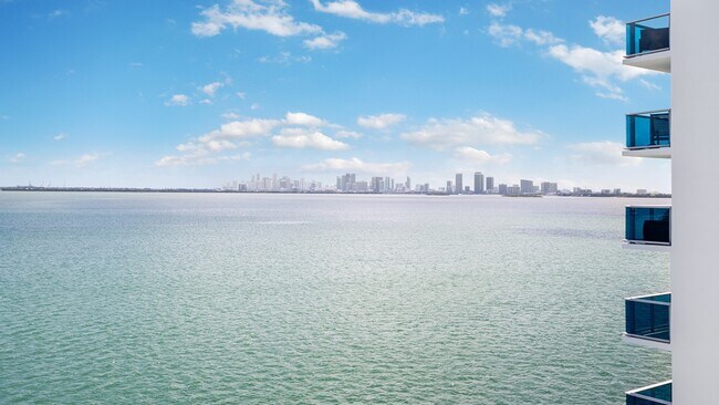 Building Photo - 1900 S Treasure Dr