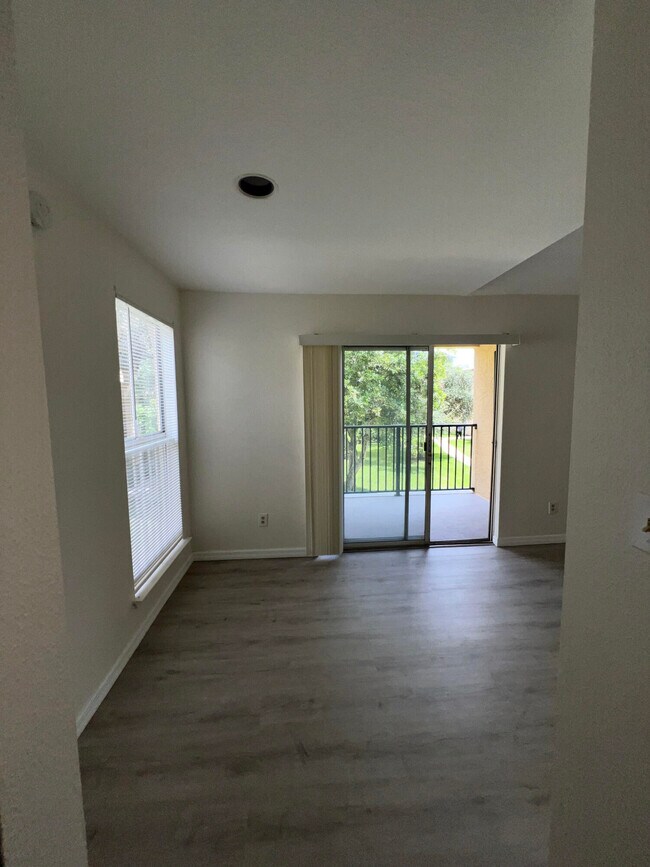 Building Photo - 899 Riverside Dr