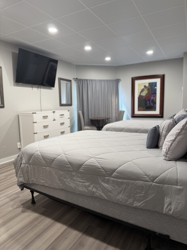 Building Photo - 6666 Brookmont Terrace