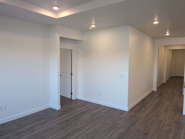 Building Photo - Modern Comfort Meets Effortless Living in Long Valley!