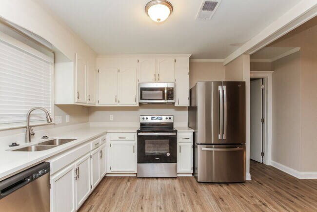 Building Photo - 105 Interlaken Pl