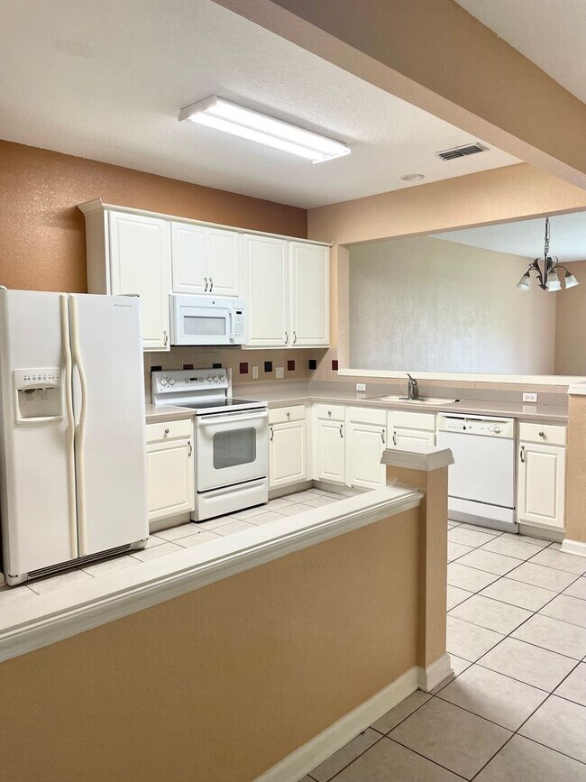 Building Photo - $1,690 2 BED / 2.5 BATH - 2 Story Townhouse