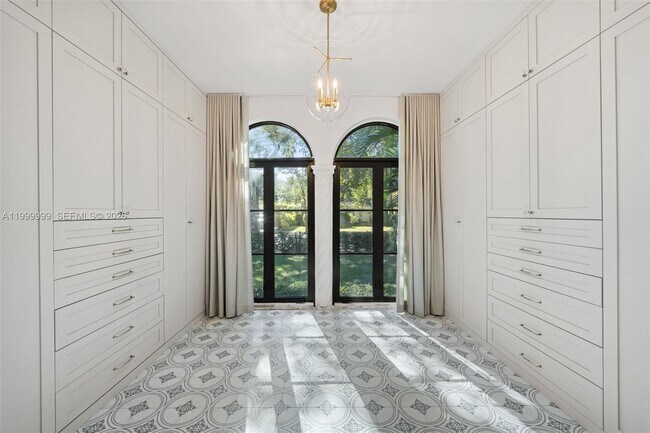 Building Photo - 415 Aledo Ave