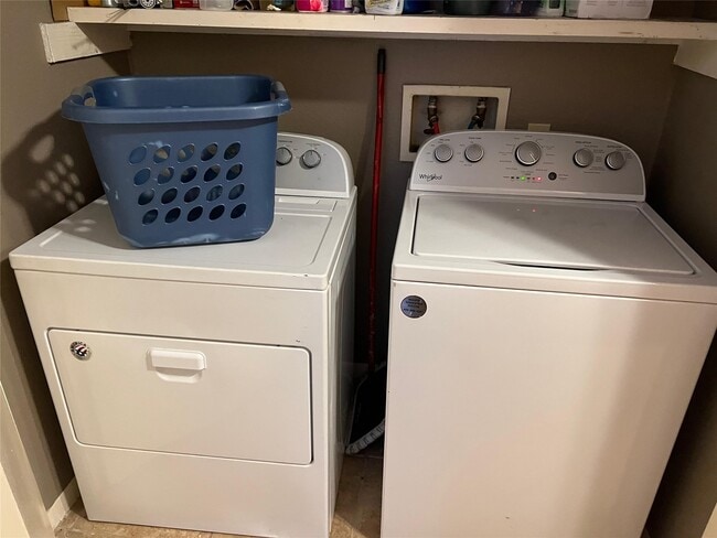 Building Photo - 84 W Park West Dr