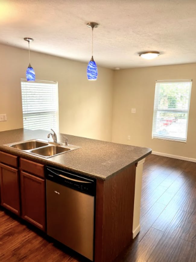 Building Photo - 1 Bedroom Apartment