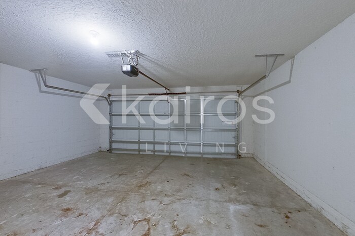 Building Photo - 1924 W Roseboro Dr