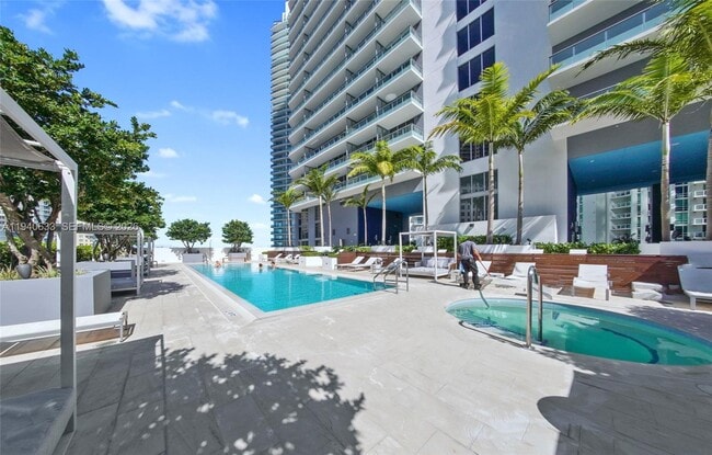 Building Photo - 1300 Brickell Bay Dr