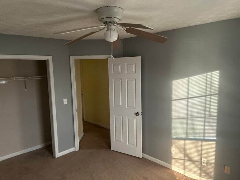 Building Photo - 421 Autumn Lake Ct