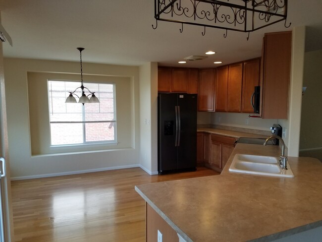 Building Photo - Tollgate Crossing 2 Story, 6 Bedrooms, Fin...