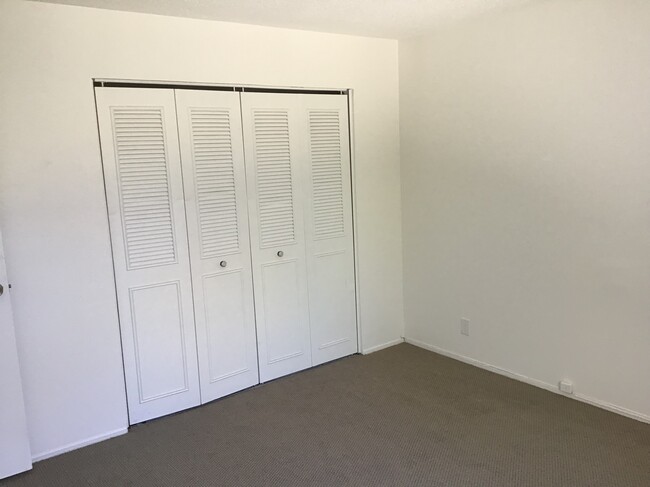 Building Photo - 2033 Sierra Rd