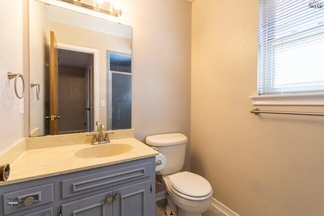 Building Photo - 505 W Coleman Ave