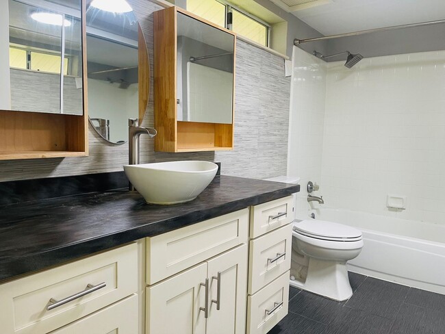 Building Photo - Partly Furnished 3-bedroom, 3-bath condo a...