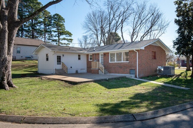 Building Photo - Renovated 4 Bed, 4 Bath Single Level Home, No HOA