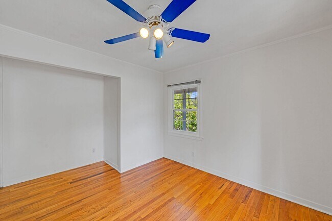 Building Photo - Private 2-Bedroom Fair Oaks Duplex with Gated Driveway & Garage!
