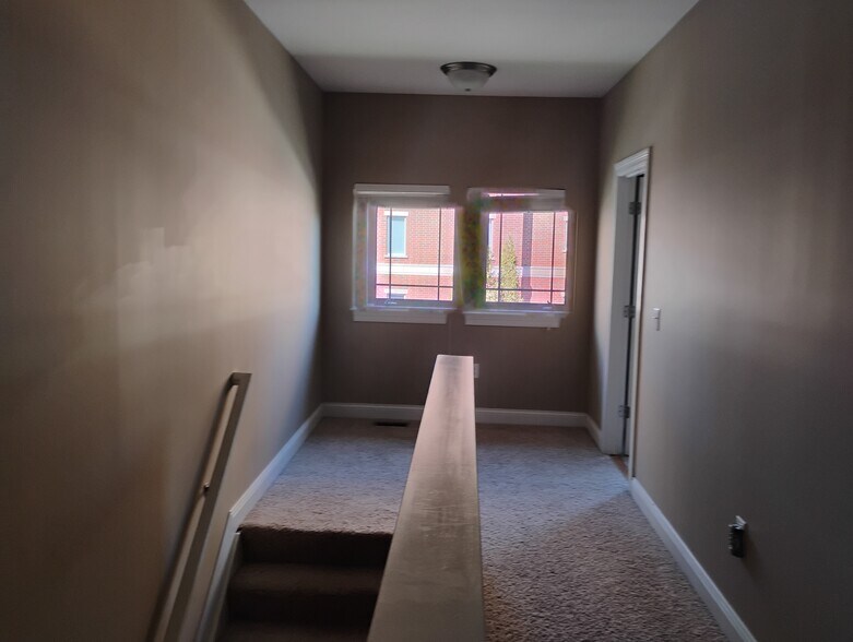 Building Photo - 323 Eden Ave