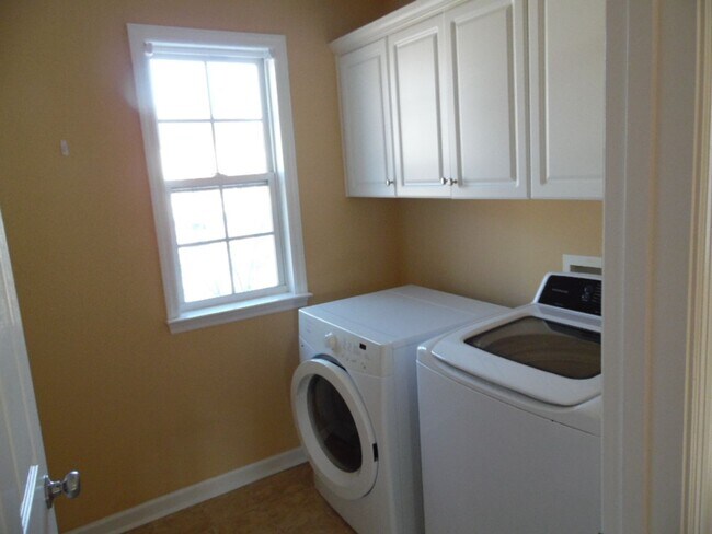 Building Photo - Stunning 4 bedroom with mother-in-law suite on main level