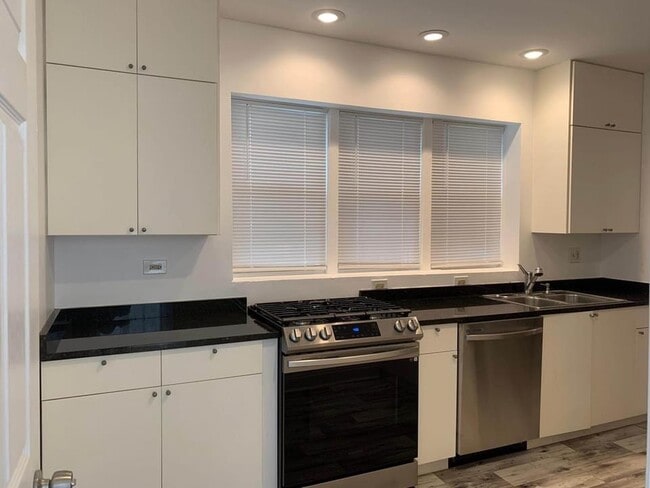 Kitchen - 138 Custer Ave