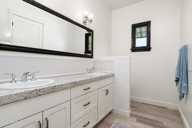 Building Photo - 4901 E Amelia Ave