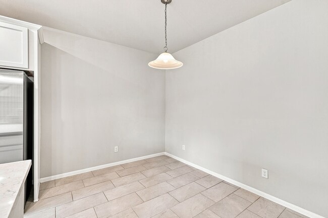 Building Photo - 7333 Hinsdale Dr
