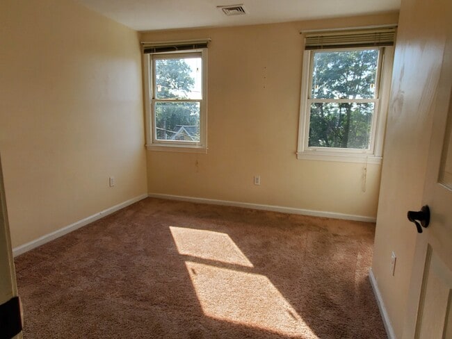 Building Photo - 118 Montclair Ave