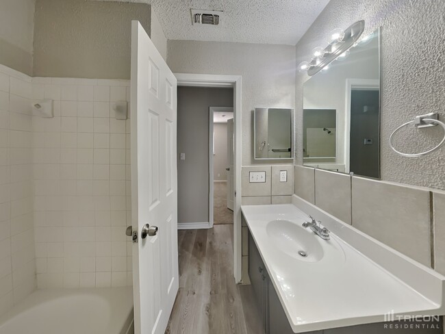 Building Photo - 206 Royal Dr
