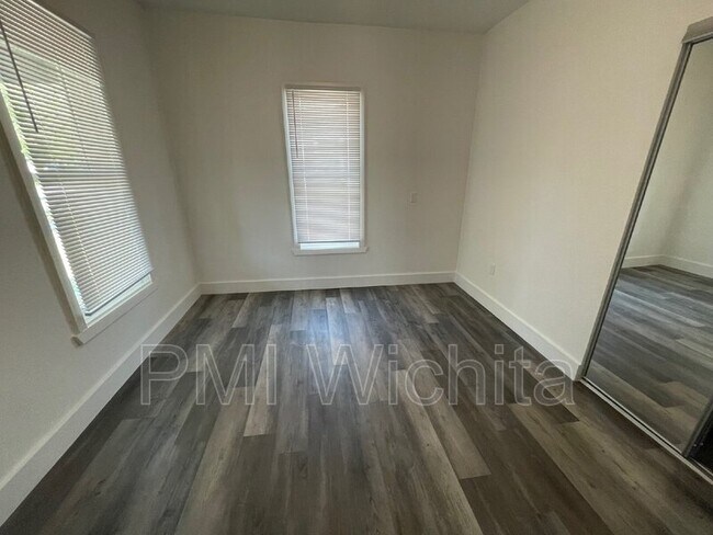 Building Photo - 206 N Ash St