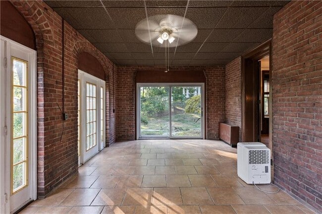 Building Photo - 705 E Beau St