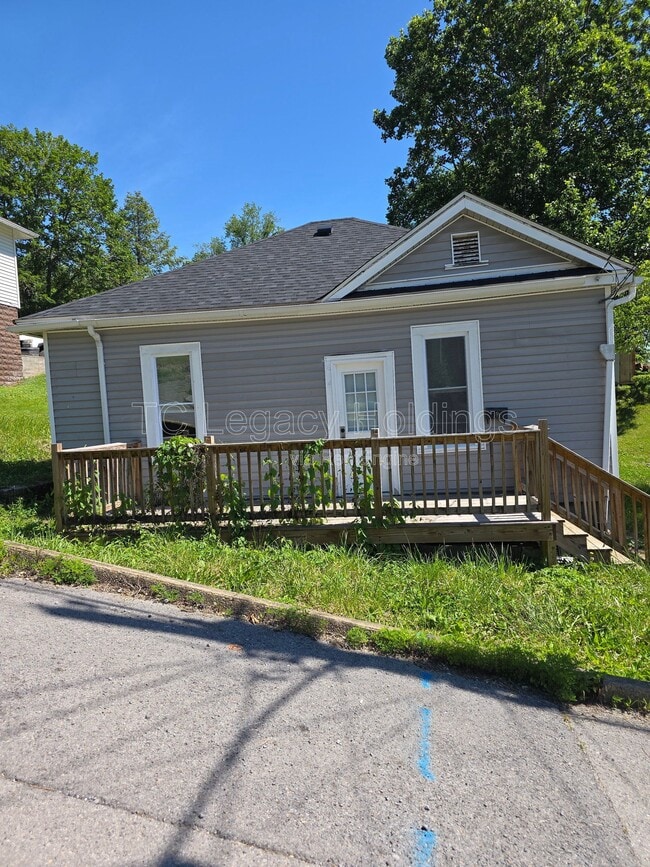 Building Photo - 614 Hart St