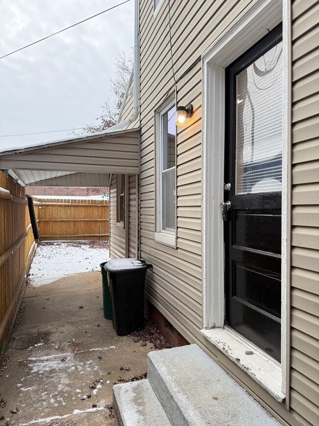 Building Photo - ACCEPTING SECTION 8 - Spacious 3 Bedroom 2 Bathroom Home in Columbia!