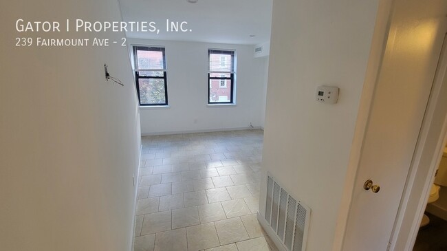 Building Photo - Great Bi-Level 1 Bedroom in No-Libs