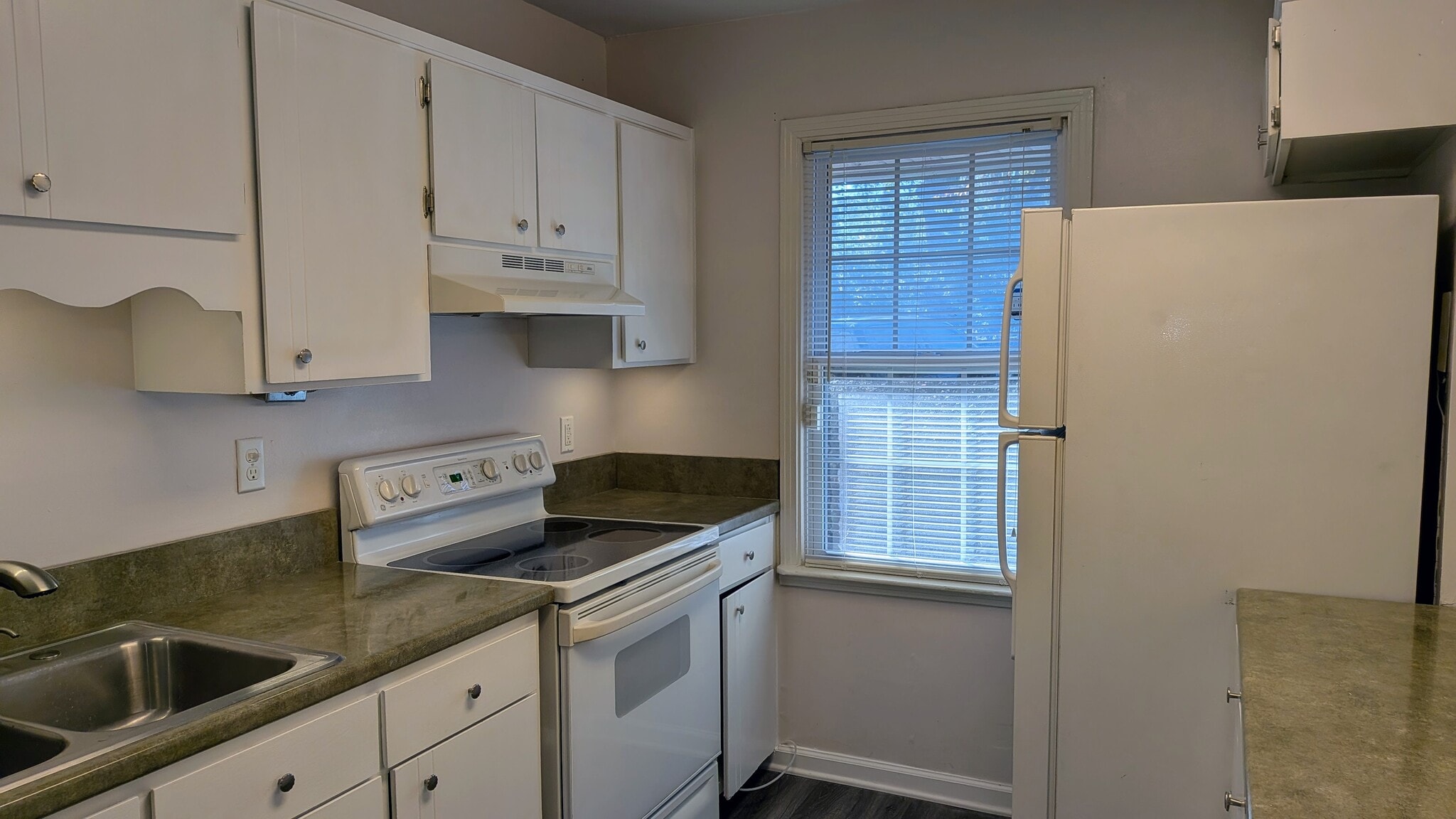 Kitchen - 510 Basswood Ave