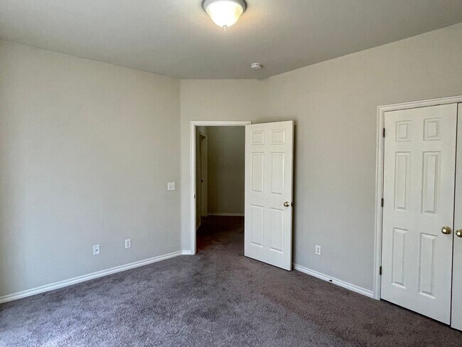 Building Photo - Great 3 Bed 2 Bath Duplex in a Gated Neighborhood!!