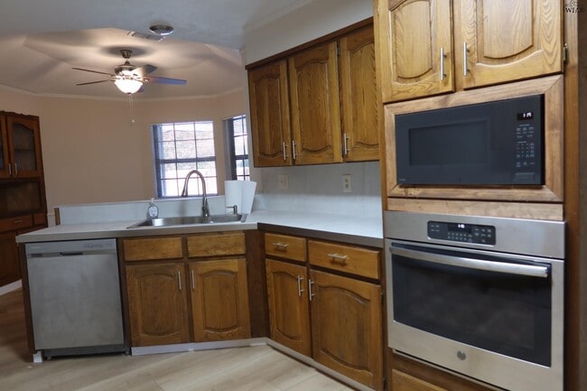 Building Photo - 4819 Royal Oak St