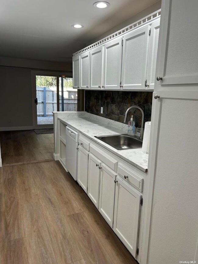 Building Photo - 44 Wooded Way