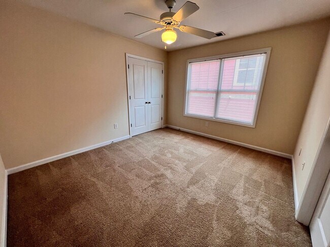 Building Photo - 4 Bedroom House in The Retreat  1/2 OFF SE...