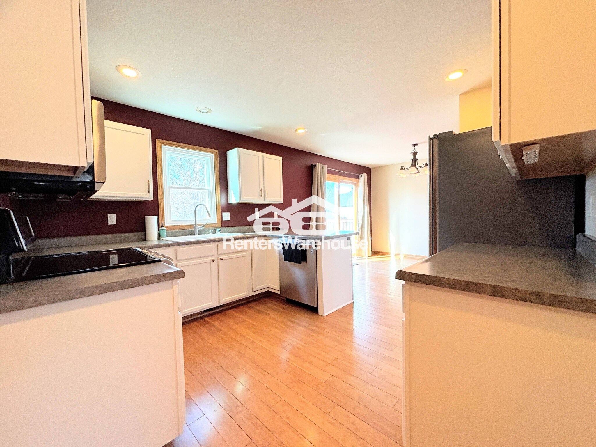 Building Photo - 330 NE Cardinal Ln