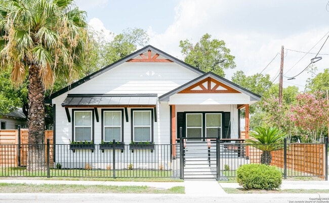 Building Photo - 1215 Lamar St
