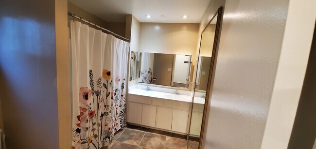Building Photo - Spacious Silverlake Condo – Move-In Ready!