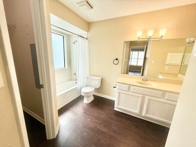 Building Photo - 2-bed/2-bath off Eagles Nest