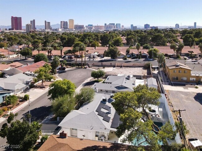 Building Photo - 1600 Eaton Dr