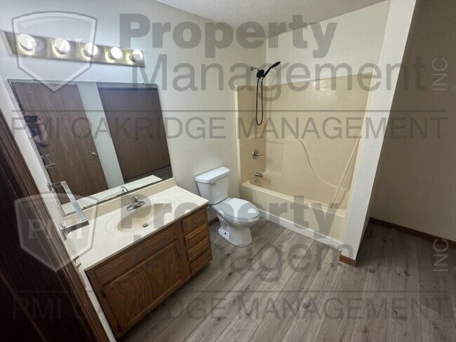 Building Photo - Single Level 2 Bed Apartment with Garage